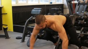 Махи в сторону на заднюю дельту лёжа на скамье
