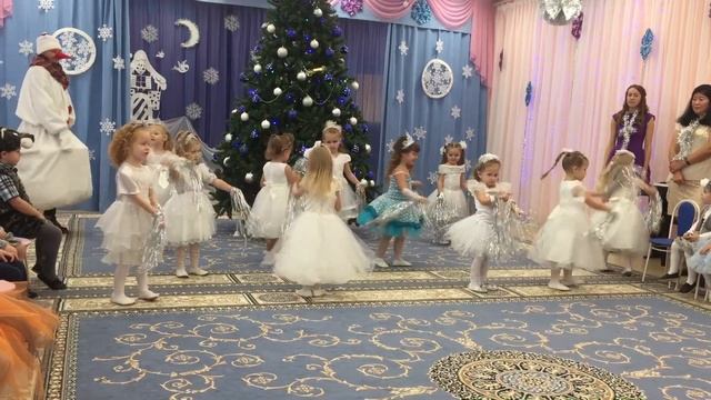 Новогодний утренник 20.12.2019. Танец снежинок смотреть онлайн