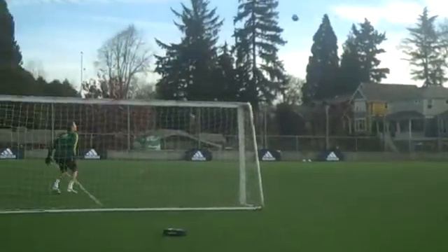 Troy Perkins grabbing some crosses смотреть онлайн