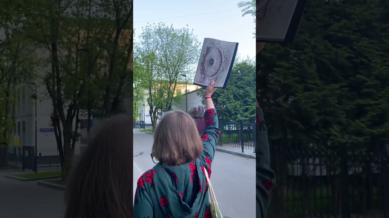 В рамках акции «Ночь в музее» побывали на уличной экскурсии от Галерее Измайлово. #НочьвМузее смотреть онлайн