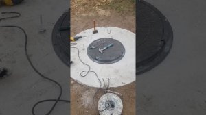 Усановка люка на бетонный колодец.