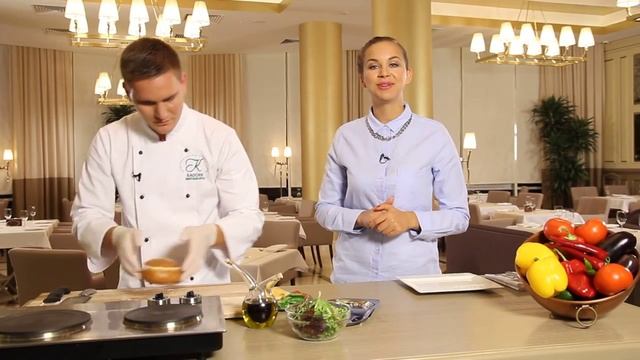 Запеченная булочка с яйцом, сыром и копченой курицей. Рецепт от шеф-повара. смотреть онлайн