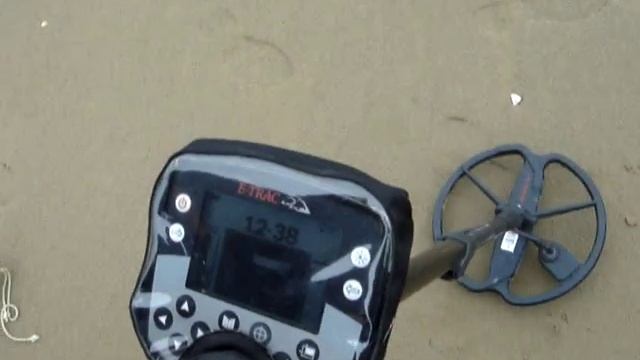 Detecting on the beach with Minelab E-Trac смотреть онлайн