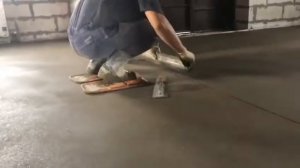 Этап 6. Нарезка деформационных швов. Полусухая стяжка пола.