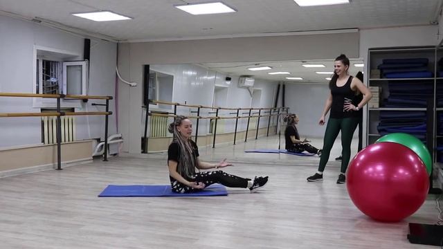 Весёлые и смешные моменты тренировки красивых девушек фитнесс-тренеров. смотреть онлайн