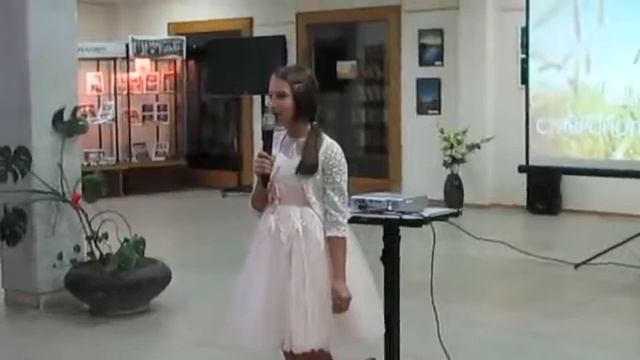 ДЕВУШКА ЧИТАЕТ СТИХИ смотреть онлайн