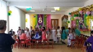 Песенка для наших любимых мамочек "Солнышко на небе улыбается".