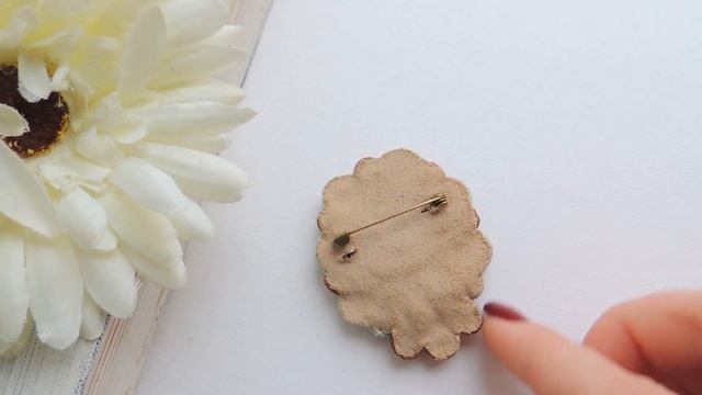 Сутажная брошь с винтажным кабошоном 