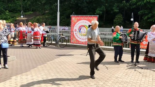 Вот это дед отжигает! Есть в его танце что-то первобытное... смотреть онлайн