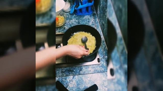 Вкусный и сытный завтрак из картошки!!! Вкусно и ооочень просто!!! смотреть онлайн