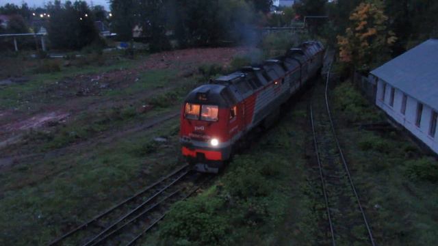 Тепловозы 2ТЭ25КМ вечером в Пскове смотреть онлайн