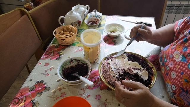 двух ярусная селёдка под шубой и,, жаркое,, в горшочках. смотреть онлайн