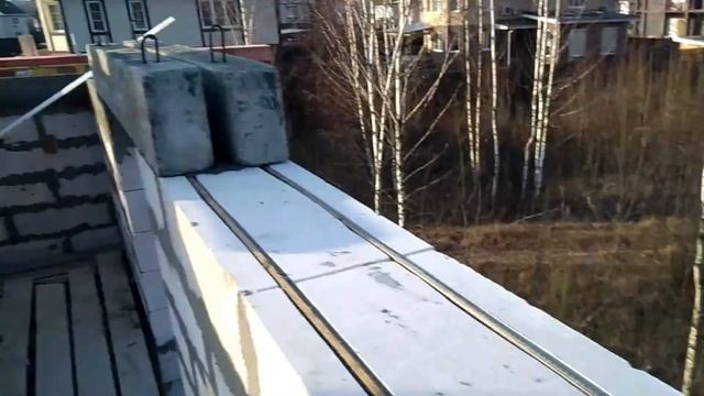 День двадцать седьмой. Крепим Мауэрлат, начинаем выкладывать фронтоны второго этажа. смотреть онлайн