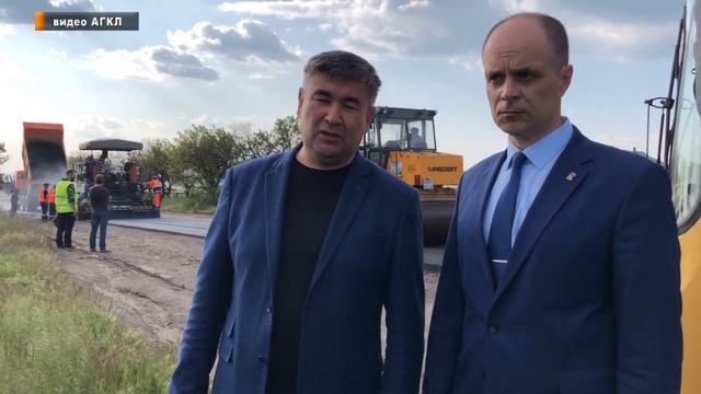 В Красном Луче ведутся работы по ремонту автодорог смотреть онлайн