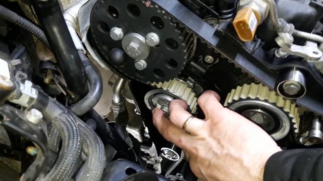Как правильно установить ремень ГРМ .Timing chain replacement. WV Caddy III 1.6 TDi смотреть онлайн