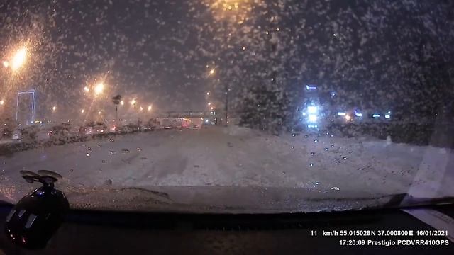 Быдло на встречке. Н498ВУ797 Renault Fluence. смотреть онлайн
