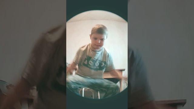 когда твои соседи стучаться в дверь а ты смотришь в глазок смотреть онлайн