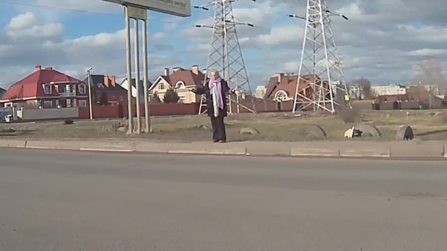 Женщина танцует на дороге, а Тодес и Волочкова нервно курят в сторонке смотреть онлайн