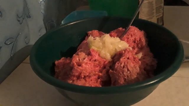 Готовим фарш,для чебуреков.Скоро видео как их готовим. смотреть онлайн