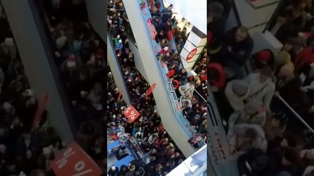 Давка в ТЦ Челнов на розыгрыше призов от "Магнит косметик" смотреть онлайн
