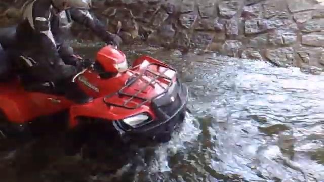 Suzuki Kingquad 700 in water смотреть онлайн