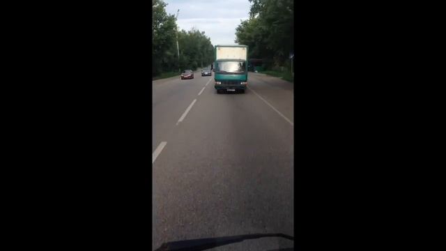 Грузовик едет по встречной задом.