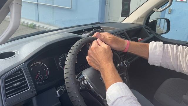 2. Как надеть? Чехол Оплетку руля на круглых крючках. Volkswagen Caravelle. "Умелый Русский". смотреть онлайн