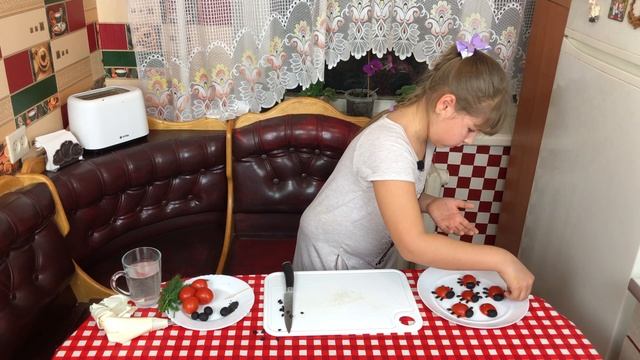 Божьи коровки из помидор !!! Красивое оформление праздничного стола !!! смотреть онлайн