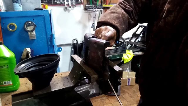 как вставить поршень в суппорт