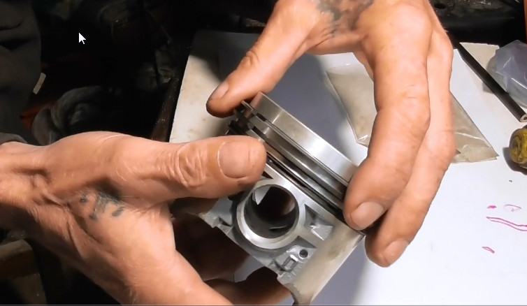 Правильно Поставить Поршневые Кольца на Поршень Двигателя и Определить Верх Низ смотреть онлайн