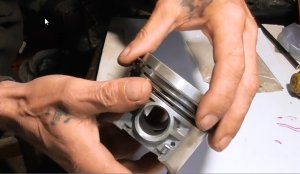 Правильно Поставить Поршневые Кольца на Поршень Двигателя и Определить Верх Низ
