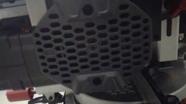 Торцевая комбинированная пила Зубр 305—1900 искрит смотреть онлайн