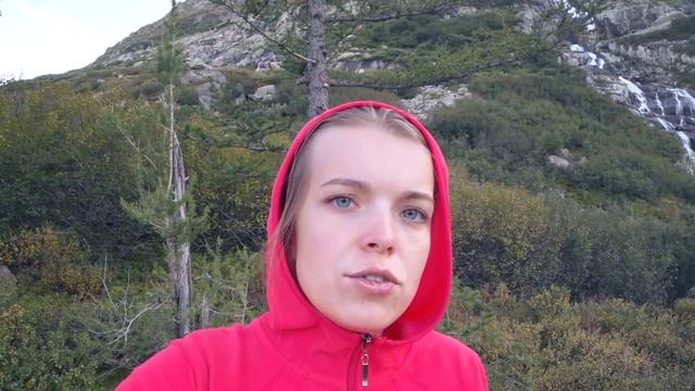 ОГРОМНЫЙ ВОДОПАД В ТАЙГЕ! ЛЕЧУ КОЛЕНКИ ЧЕРНИКОЙ. НЕПОХОДНИЦА. смотреть онлайн