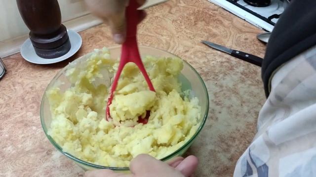 Из города в деревню. Майская цветущая ель и сосна. Деревенские картофельные лепешки. Соус из кинзы. смотреть онлайн