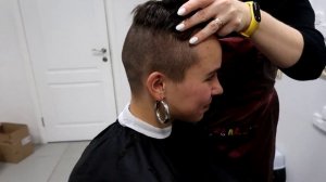 Подстриглась НАЛЫСО как это было Поход к парикмахеру Полине 18 лет