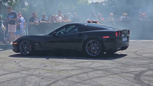 Chevy Corvette C6 Burnout & Donuts - Very LOUD! смотреть онлайн