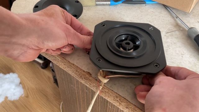 Полярность динамика. Все зависит от правильного подключения. смотреть онлайн