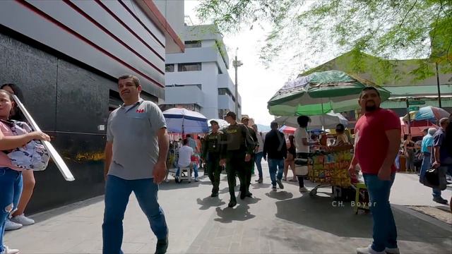 Touring downtown Medellin Colombia смотреть онлайн