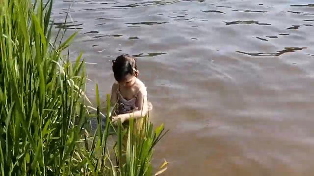 Купание в реке, дочка нашла мидию😄 смотреть онлайн