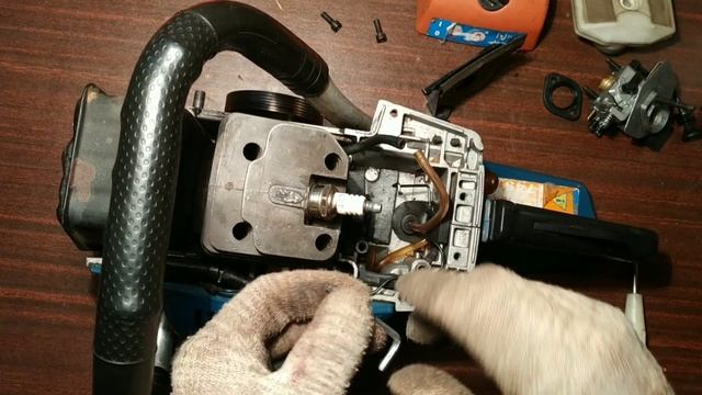 Китайская бензопила сама набирает обороты и глохнет. Причина и ремонт смотреть онлайн