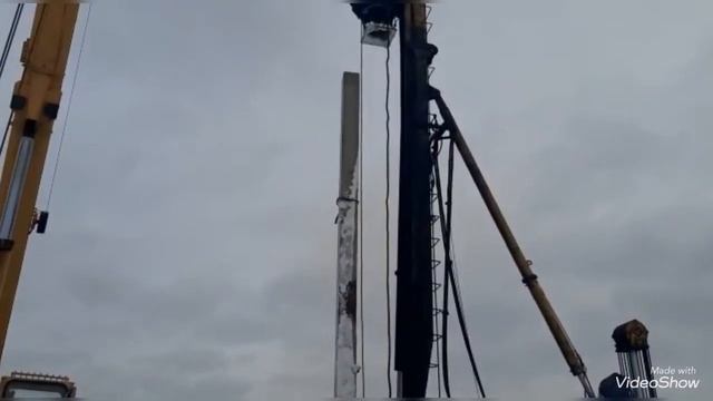 Погружение свай при помощи крана смотреть онлайн
