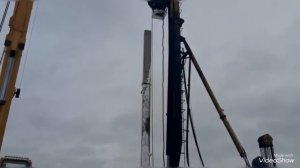 Погружение свай при помощи крана
