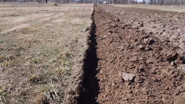 Как работает в поле оборотный плуг Бомет 3 по 45 смотреть онлайн