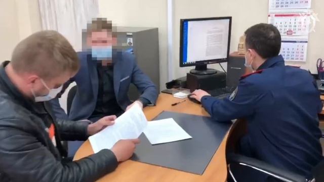 Обвиняемый в гибели 9 летней девочки под трубами в кабинете следователя смотреть онлайн