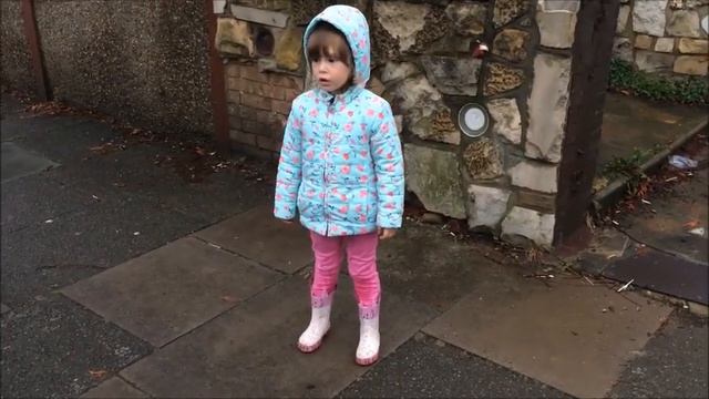София прыгает по грязным лужам как Свинка Пеппа/Первое видео. Sofia is jumping in puddles like Pepp смотреть онлайн