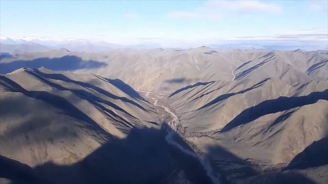 Окрестности Усть-Неры, Оймяконский район (Якутия) с высоты птичьего полёта. смотреть онлайн