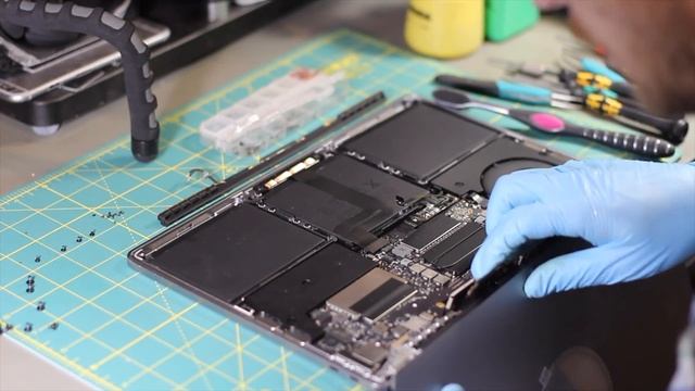 Macbook Pro A1708 LCD Replacement Process Timelapse. Заміна матриці на Macbook Pro A1708.