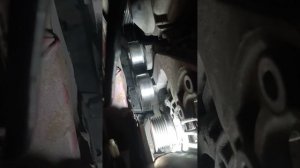 РЕНО САНДЕРО ,СНЯТИЕ ГЕНЕРАТОРА ,НЕ ПОНЯТНЫЙ ШУМ ДВИГАТЕЛЯ, ОТКРУЧЕНЫЙ ШКИФ ГЕНЕРАТОРА .