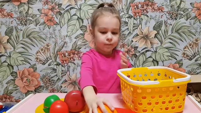 ONE APPLE / TWO APPLES. Учим множественное число существительных на английском фрукты. А Вы с нами! смотреть онлайн