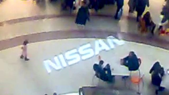 прикол "девочка бежит за NISSAN" смотреть онлайн